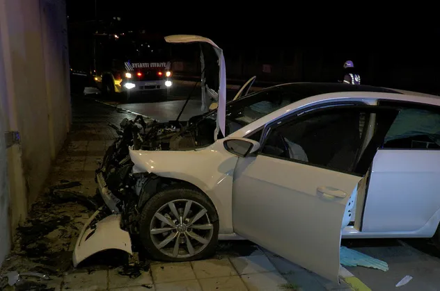 Ataşehir'de kontrolden çıkan araç duvara çarptı! Şoför bayıldı