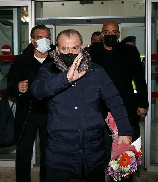 super-ligde-zirveden-22-puan-geride-kalan-galatasarayda-4-terim-donemi-bitti-1641856372173.jpeg Süper Lig’de zirveden 22 puan geride kalan Galatasaray'da 4. Terim dönemi bitti-5