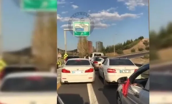 ambulansa-yol-vermeyen-dugun-konvoyundaki-9-surucuye-11-bin-tl-ceza-kesildi-1659288352088.jpeg Ambulansa yol vermeyen düğün konvoyundaki 9 sürücüye 11 bin TL ceza kesildi-3