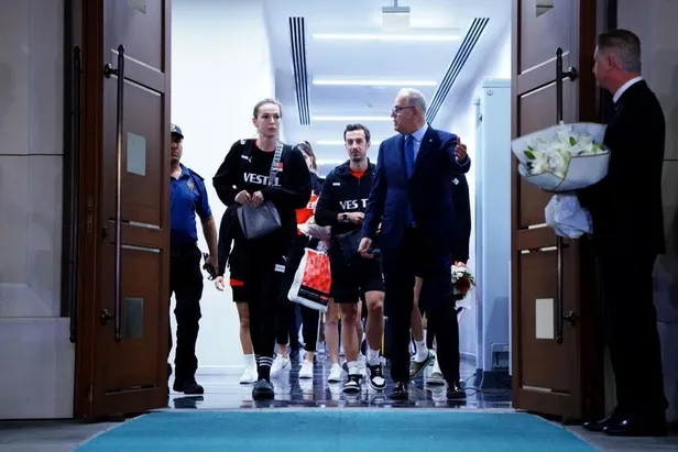 Yüksekten uçan Filenin Sultanları'na THY'den özel hediyeler: Yurda döndüler!-13