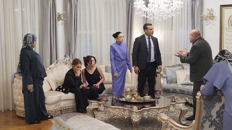 basrolunu-kaybeden-kizilcik-serbetinden-saglam-ters-kose-sag-gosterip-sol-vurdular-1720767972454.jpg Başrolünü kaybeden Kızılcık Şerbeti'nden sağlam ters köşe! Sağ gösterip sol vurdular-4