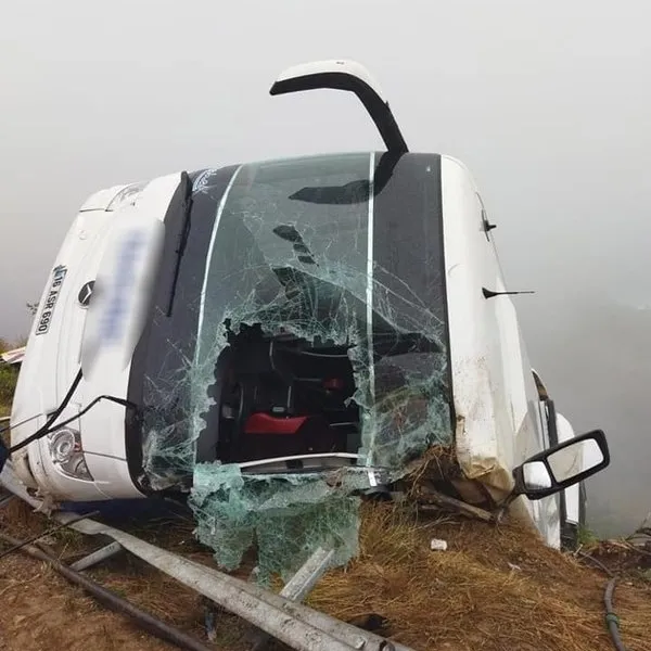 Feci kaza! Yolcu otobüsü devrildi: 1 ölü 14 yaralı
