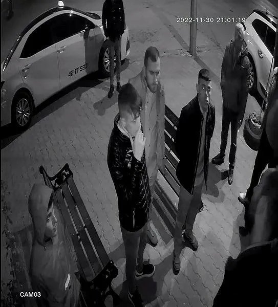 1669958555871.jpeg Konya'da 5 kişi taksi durağını bastı! Temizlik fırçası ve paspas sopalarıyla saldırdı-2