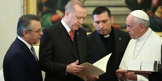 paristeki-lgbt-terorune-sert-tepki-gostermisti-katolik-medyasindan-baskan-recep-tayyip-erdogana-ovgu-papa-fran-1722873246893.jpeg Paris'teki LGBT terörüne sert tepki göstermişti! Katolik medyasından Başkan Recep Tayyip Erdoğan’a övgü: Papa Francis’e istediğini yaptırdı-4