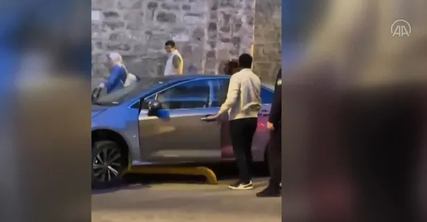 Eminönü'nde otomobil tramvay hattında bariyerlere takıldı! Şoför şoka girdi...