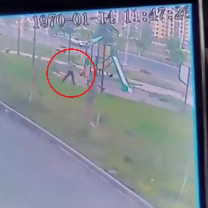 Sokak köpeğinden son anda kurtuldu