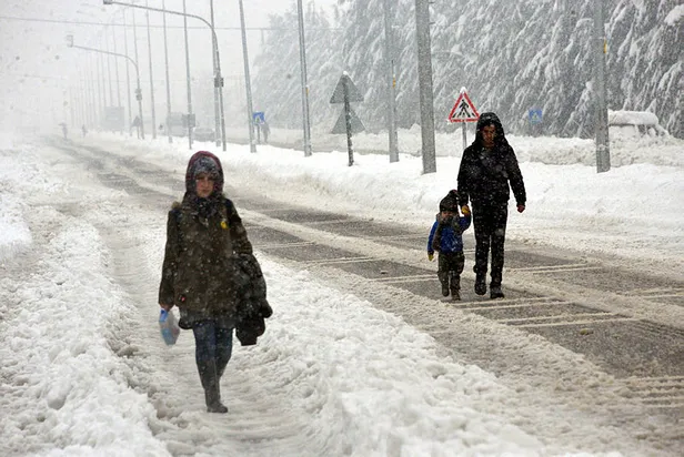 afyonkarahisar-rize-duzce-gaziantepte-yarin-okullar-tatil-mi-28-mart-pazartesi-hangi-illerde-kar-tatili-var-va-1648388121496.jpg
