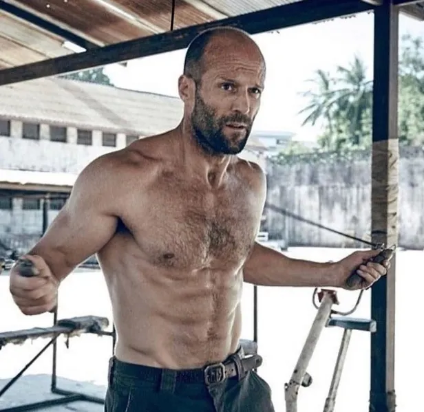 antalyaya-hayran-kalan-dunyaca-unlu-aktor-jason-statham-turkiyeden-kopamadi-1665348851537.jpeg Antalya'ya hayran kalan dünyaca ünlü aktör Jason Statham, Türkiye'den kopamadı!-2