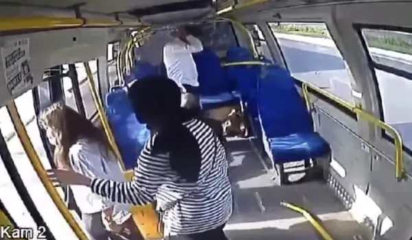 iett-otobusu-minibuse-carpti-korku-dolu-anlar-kamerada-1659530136747.jpg