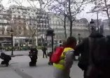 Fransa'da polis göstericiyi karnından vurdu!
