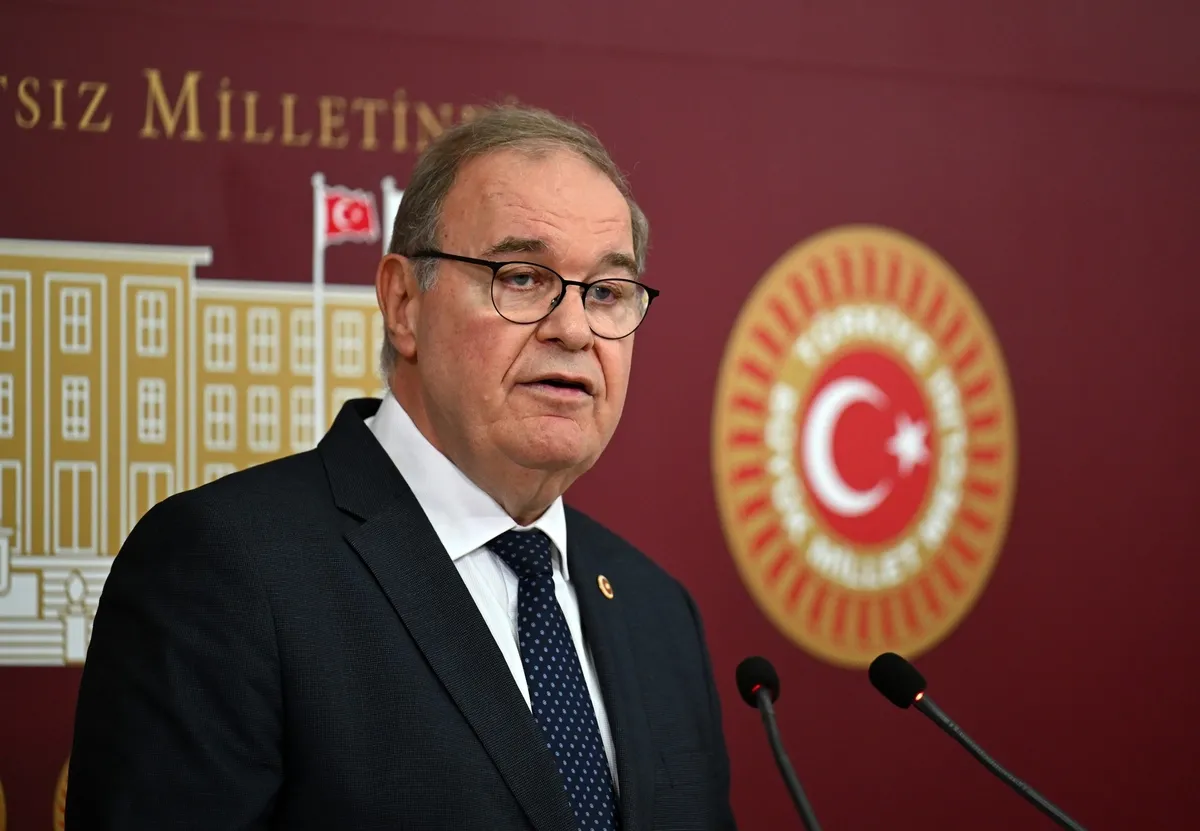 faik-oztrak-sert-vurdu-ozgur-ozele-paralel-genel-merkez-tepkisi-chp-ekremin-babasinin-dukkani-degil-1780928545911.jpeg Faik Öztrak sert vurdu! Özgür Özel'e "paralel genel merkez" tepkisi: "CHP Ekrem'in babasının dükkanı değil"-3