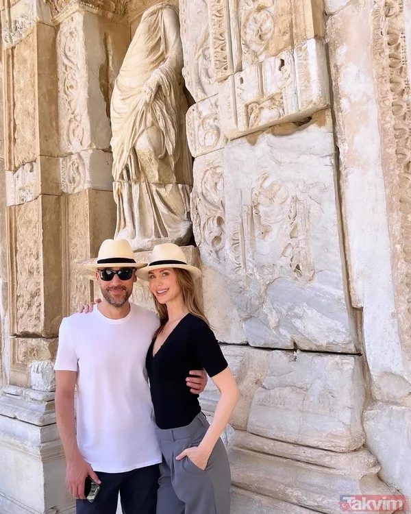 2 çocuk annesi Demet Şener’den yırtmaçlı elbisesi ile havalı pozlar! “Var mı daha güzeli?” deyip paylaştı! - 17