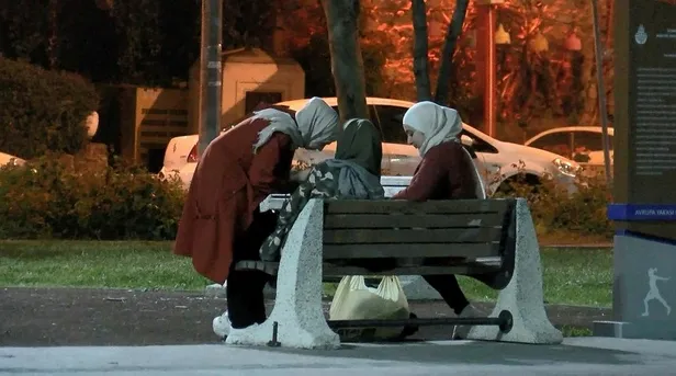 Yasak dinlemediler, Bakırköy Sahili'nde çay ve nargile içtiler-4