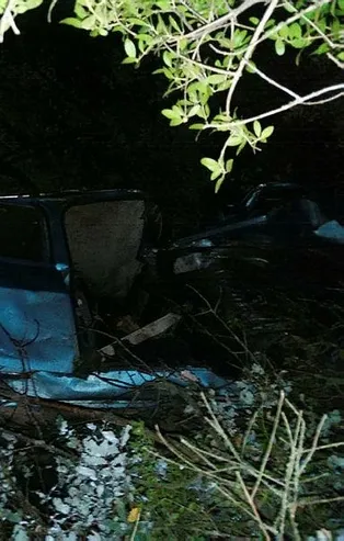 Manisa'da uçuruma yuvarlanan otomobilden atlayarak kurtuldular