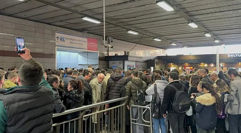 istanbullunun-ulasim-eziyeti-mecidiyekoyde-yuruyen-merdiven-aniden-durdu-3-kisi-yaralandi-1709568144398.jpeg Mecidiyeköy'de ters yönlü yürüyen merdiven kazası | CHP'li İBB örtbas peşine düştü! Fondaşa baskı: Halk TV tweeti silmek zorunda kaldı-6