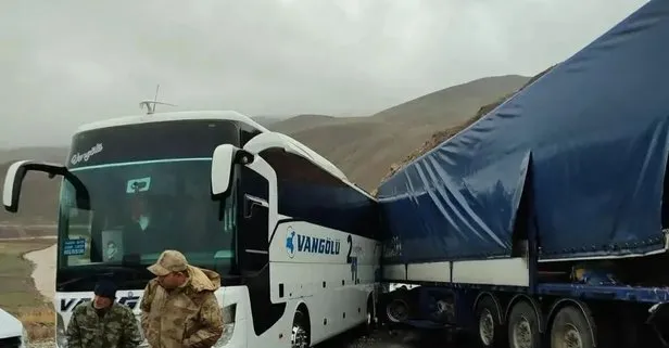 Hakkari’de yolcu otobüsü, karşı yönden gelen TIR ve minibüsle çarpıştı: 3 ölü, 7 yaralı
