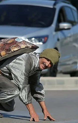 Kaplumbağa kostümlü tiyatrocudan yaya geçidinde ilginç protesto