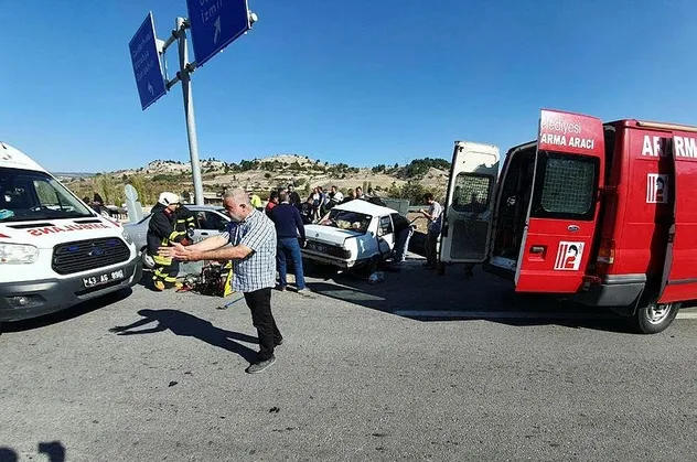 Kütahya Gediz'de feci kaza! Yaralılar var