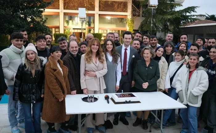 ask-entrika-ve-zorlu-sinavlar-altin-kafes-ilk-bolumu-ile-atv-ekranlarinda-1701623874194.jpeg Milyonlar ekrana kilitlendi | Altın Kafes ilk bölümü ile ATV ekranlarında tam puanı kaptı! Yeni dizinin oyuncuları kim, konusu nedir?-4