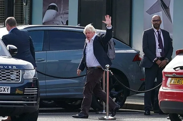 sky-newsta-yer-alan-habere-gore-ingilterede-boris-johnson-basbakanlik-yarisindan-cekildi-1666559884306.jpeg İngiltere'de Liz Truss'ın istifasının ardından Başbakanlık için sık sık adı konuşulan Boris Johnson yarıştan çekildi-4