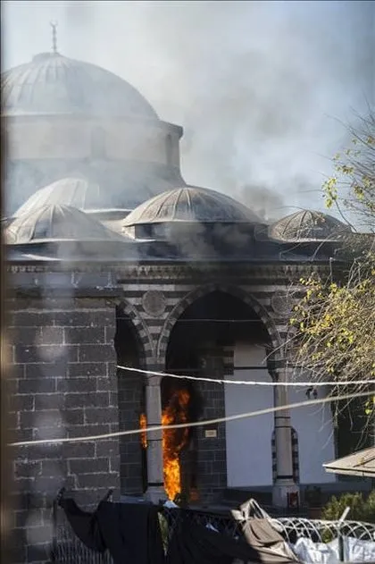Sur’da tarihi camiye terör saldırısı