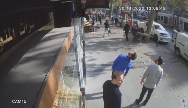 istanbulda-film-sahnesi-gibi-anlar-gasp-suphelisi-polis-baskinindan-kacmaya-calisirken-pencereden-catiya-atladi-yere-cakildi-1618902382113.jpg İstanbul'da film sahnesi gibi anlar! Gasp şüphelisi polis baskınından kaçmaya çalışırken pencereden çatıya atladı yere çakıldı-5