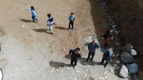 ilk-kez-drone-goren-cocuklar-kactilar-sonra-yakaladilar-1633857993401.jpg İlk kez drone gören çocuklar! Kaçtılar sonra yakaladılar-1