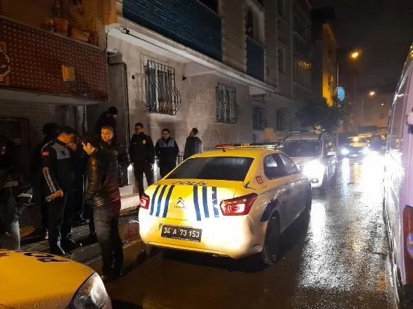 Bağcılar'da korku dolu anlar: 3 katlı binanın bahçesinde göçük oluştu!-5