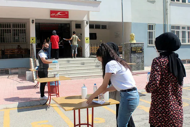 2021-yks-maratonu-ayt-ile-devam-ediyor-ayt-baraji-gecmek-icin-kac-net-gerekir-2021-ayt-yks-baraj-puani-1624780535679.jpg 26-27 Haziran üniversite sınavı yorumları - 2021 AYT sınavı zor muydu kolay mıydı?-4