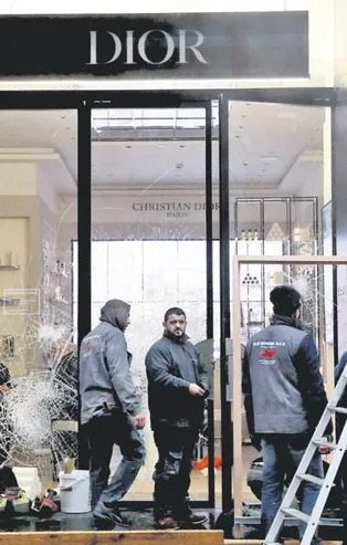 Fransa'da göstericiler Christian Dior mağazasını yağmaladı