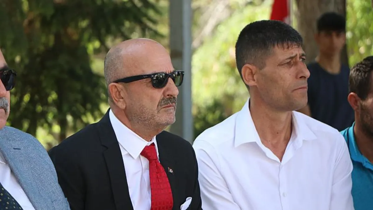 Şehit Ömer Halisdemir'in kabrinde yoğunluk! Emekli Korgeneral Zekai Aksakallı şehidin mezarı başında konuştu: "Bu ülkede Ömerler bitmez"