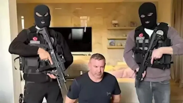 icisleri-bakani-ali-yerlikaya-duyurdu-kirmizi-bultenle-araniyordu-istanbulda-kafeslendi-1703656383634.jpeg İçişleri Bakanı Ali Yerlikaya duyurdu! Kırmızı bültenle aranıyordu İstanbul'da kafeslendi-3