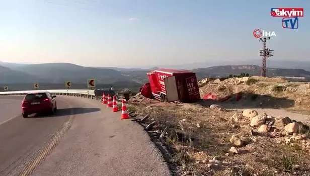 Mersin'de ev eşyası taşıyan kamyon devrildi: 4 ölü