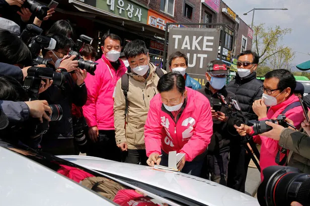 Belçika'da koronavirüsten ölen yaşlı bir kadının elleri tüyler ürpertti!-8