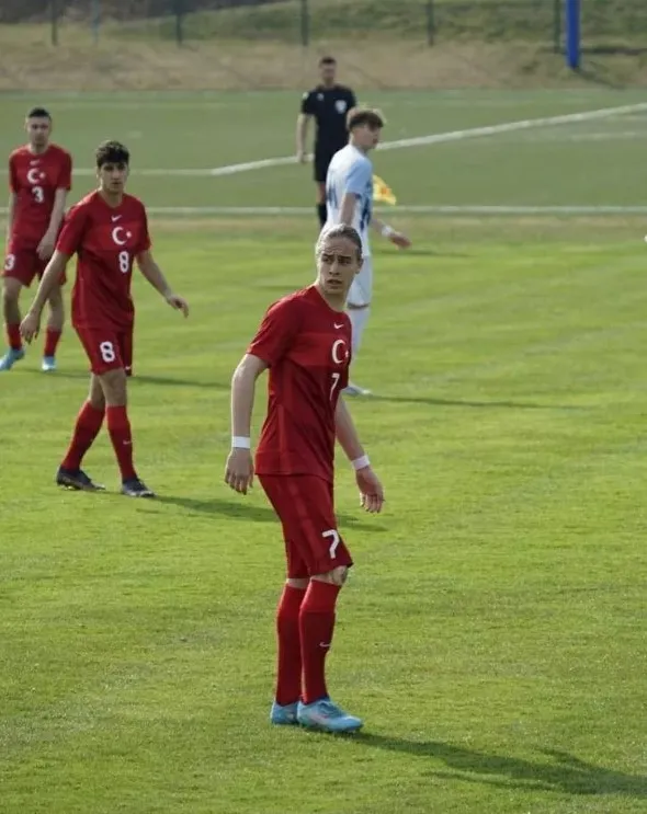 kenan-yildiz-savasi-almanya-ve-turkiye-milli-formayi-giydirmek-icin-1667467731721.jpg Kenan Yıldız savaşı: Almanya ve Türkiye milli formayı giydirmek için yarışıyor-2