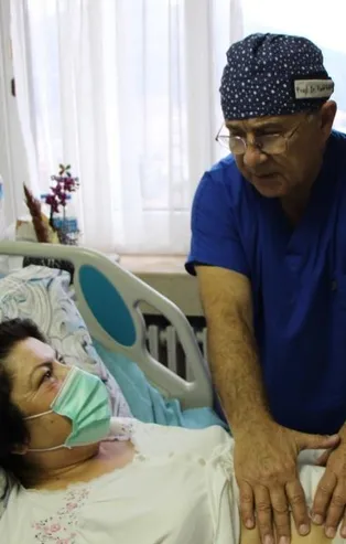 Karın ağrısıyla hastaneye gitti: 8 kiloluk kitle çıktı