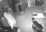 Müşteri gibi girdi! Gözüne kestirdiği tost makinesini çalarak kaçtı