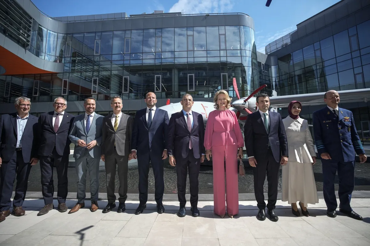 davet-baskan-erdogandan-icabet-mathildeden-belcika-kralicesi-428-kisilik-heyetle-istanbulda-ekonomik-misyon-ci-1778431311209.jpeg Davet Başkan Erdoğan'dan icabet Mathilde'den! Belçika Kraliçesi 428 kişilik heyetle İstanbul'da: "Ekonomik Misyon" çıkarması-10