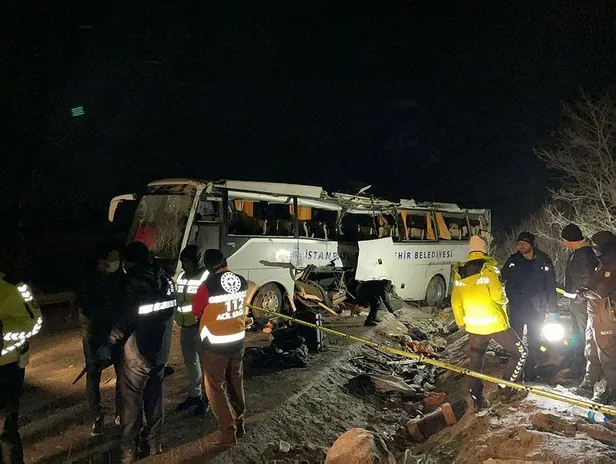 cankirida-ibb-otobusu-devrildi-olu-ve-yaralilar-var-1645224664751.jpeg Cenaze taşıyan İBB otobüsü Çankırı'da devrildi: Ölü ve yaralılar var-3