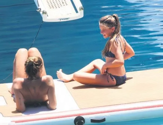 Oyuncu Pınar Altuğ, önceki gün 31 milyon TL'lik yelkenlisiyle Ege'de şov yaptı-3