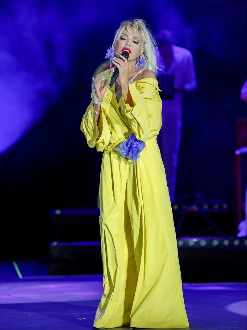 ajda-pekkanin-isiltili-ceketinin-fiyati-ortaya-cikti-normal-degil-1776156800968.jpg Ajda Pekkan'ın ışıltılı ceketinin fiyatı ortaya çıktı: “Normal değil”-6