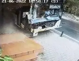 Yine bir İETT vakası! Kaldırıma çıktı