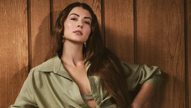 Burcu Özberk kırmızı bikinisiyle uçurtma uçurdu! O anlara yorum yağdı