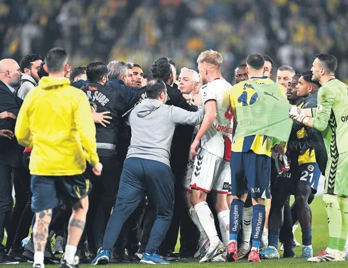 Maçın sonunda sahada arbede