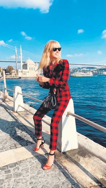 burcu-esmersoydan-photoshop-tutkunlarina-tas-yaptigi-paylasimla-hem-guldu-hem-guldurdu-1571780631955.jpeg