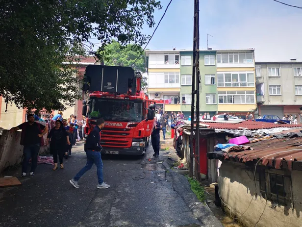 Son dakika: Ataşehir'de can pazarı! Çocukları açılan battaniyeye atıp ikinci kattan atladı-4