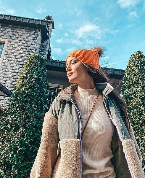 Fahriye Evcen moda ikonlarını gölgede bıraktı! Evcen'in önceki gün giydiği erkek ceketi kısa sürede tükendi-6