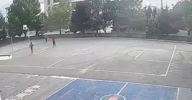 Çocukların üzerine giden aracı okul müdürü son anda durdurdu! O anlar kamerada