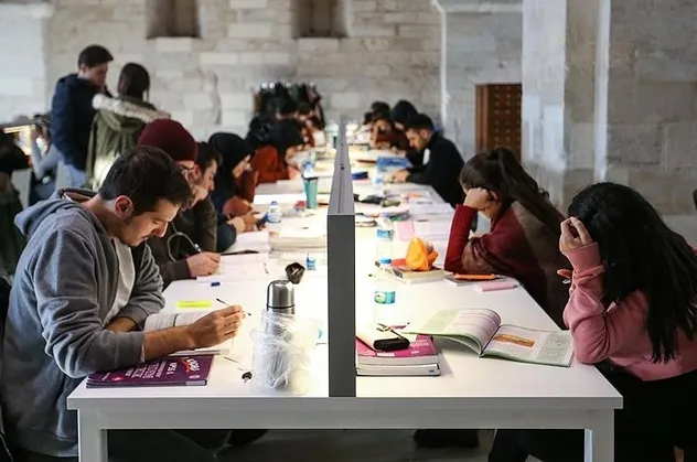 Vakıf üniversitelerinden yurt ücretlerine fahiş zam! 250 bin TL'ye yükseldi! Öğrenci ve veliler sınırlama istedi