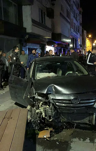 Kontrolden çıkan araç yürüyüş yoluna daldı! Ortalık savaş alanına döndü! Yer: Sinop